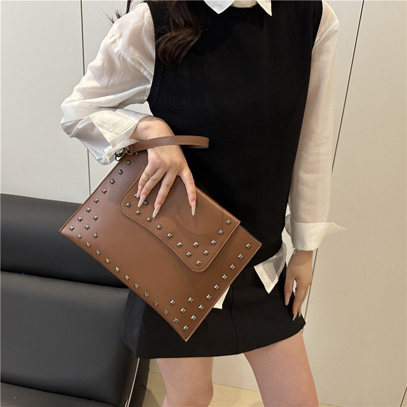 芊舒祺2026新款日韩风铆钉手拿包女黑色小众设计感大容量时尚手包,淘宝优惠券,粉丝福利购,淘宝优惠卷