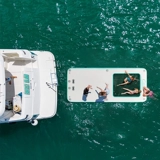 Многие люди плавают на надувном плавучих платформе Яхта бассейна, чтобы перетаскивать повседневную рыбалку плавучий мост плавучий мост плавучий