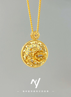 2025黄金色轻奢年轻款金工碎冰冰蝴蝶花朵木马镂空沙金吊坠女项链