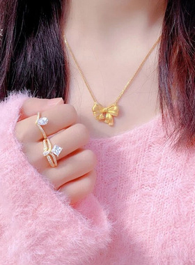 2026款时尚在逃公主蝴蝶结吊坠女士项链黄金色沙金999珍珠锁骨链