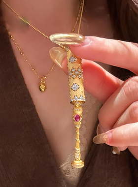 2025女款拉丝金筒吊坠精致柱状镶钻魔法棒权杖项链女式轻奢锁骨链