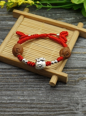 纯银小福袋桃核雕刻小鱼红绳手链