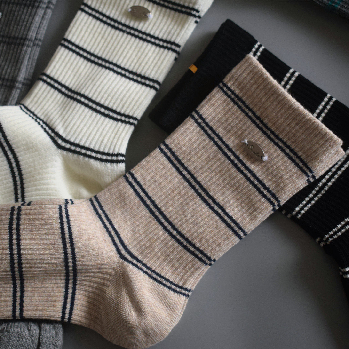 条纹韩系ins袜子饰品扣装饰秋冬女袜运动休闲中筒袜无骨外贸出口,淘宝优惠券,粉丝福利购,淘宝优惠卷