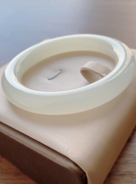 55.8圈口晴水色胖圆条和田玉梧桐