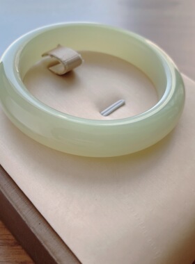 54.6圈口黄口平安镯和田玉梧桐