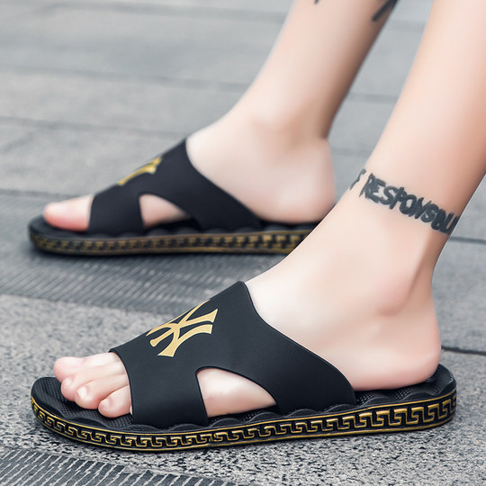 Men wear fashionable brand outdoors in summer, anti-slip and wear-resistant sandals for home use soft sole massage sports beach sandals