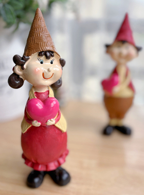 家居装饰品礼物甜心情侣一家三口椅子树脂客厅卧室书房摆件礼物