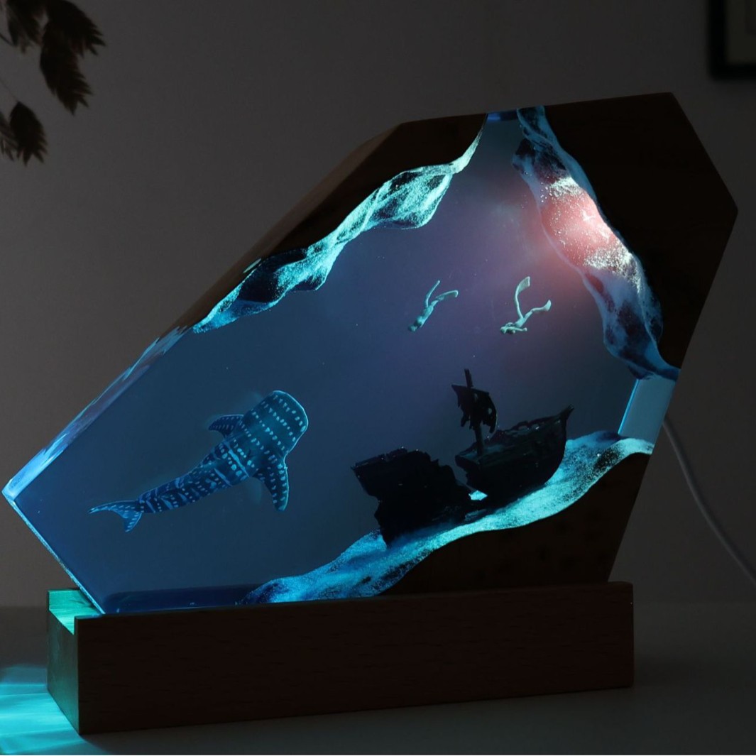 实木树脂海底世界景观鲸鲨鱼和潜水员小夜灯床头灯氛围灯摆件礼物 - 图0