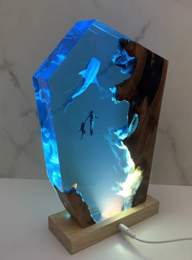 手工制作海底世界景观鲸鲨鱼和潜水员实木树脂小夜灯氛围灯摆件