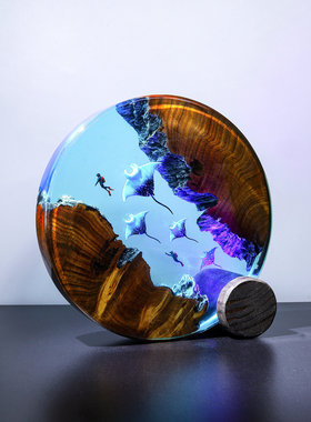 圆形马里亚纳海沟探险魔鬼鱼蝙蝠鱼魟鱼和潜水员小夜灯氛围灯摆件