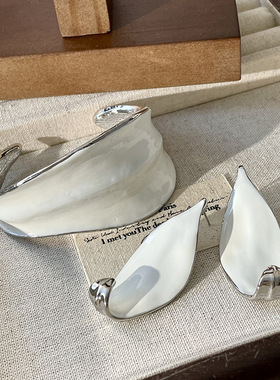 新中式白色白釉卷叶造型奶白珐琅釉手镯耳环小众极简高级感手饰女