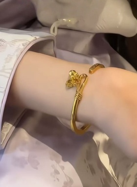高级感沙金女轻奢吉言铃铛手镯设计感仿真金黄金色雕花复古款开口