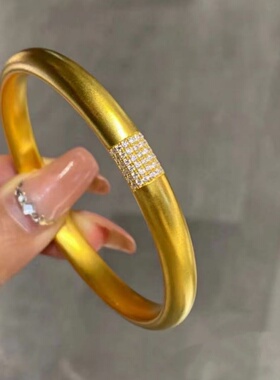 高级感沙金仿真金黄金色镯子实心明星同款古法点钻泥鳅背实心手镯