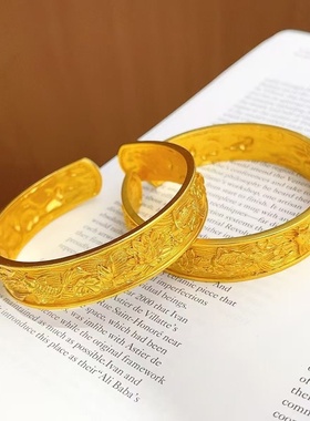 高级感沙金女轻奢锦鲤戏莲开口手镯设计感仿真金黄金色雕花复古款