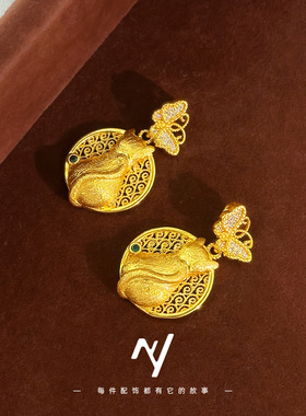 2026沙金镂空花丝绿宝石蝶舞猫咪吊坠女复古拉丝蝴蝶猫咪项链挂坠