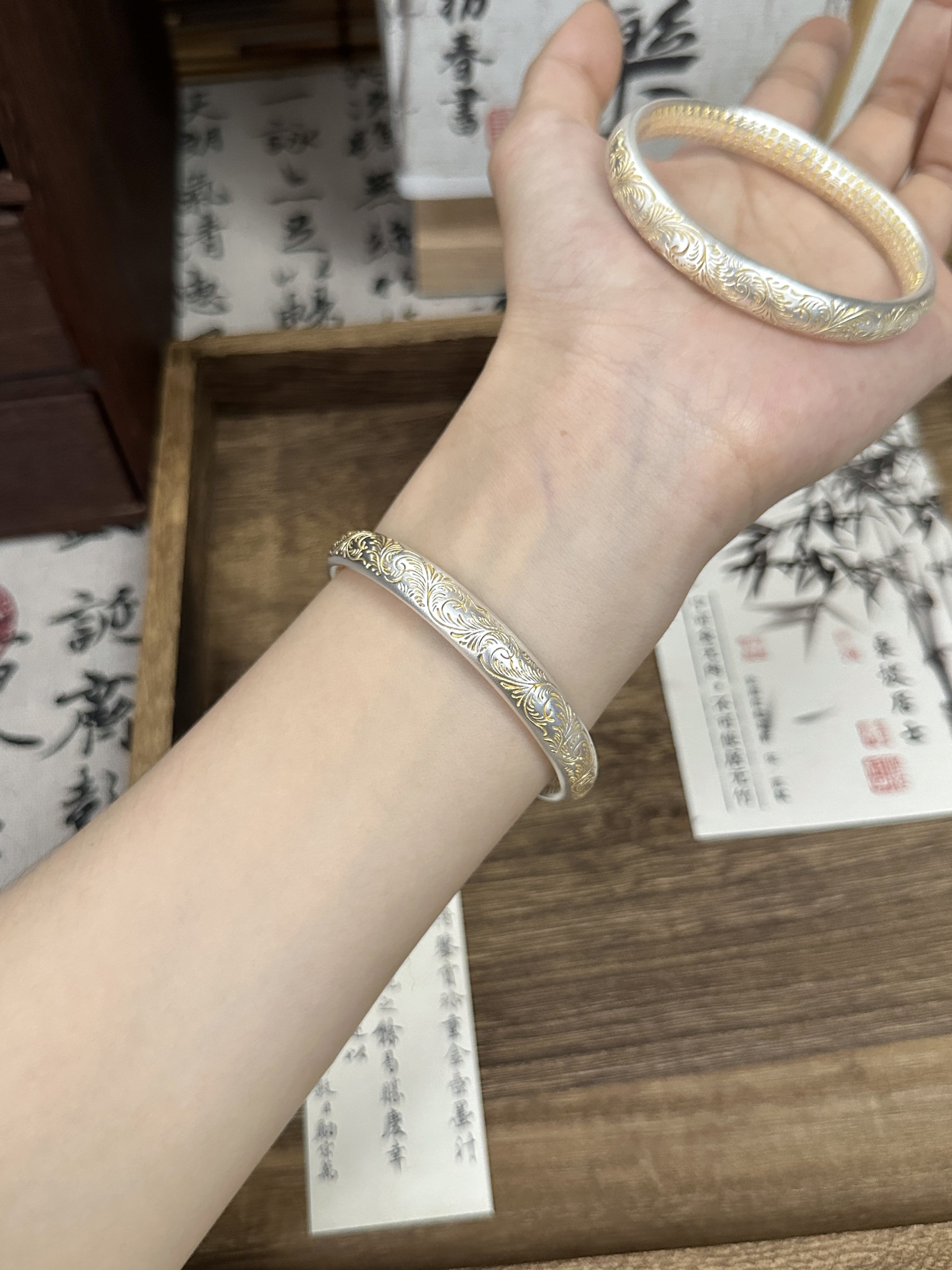 兮语「春风」足银999.9手镯24k描金唐草纹心经闭口手镯新中式银镯,淘宝优惠券,粉丝福利购,淘宝优惠卷