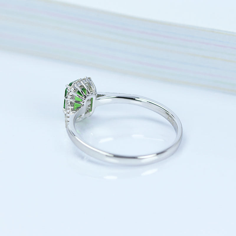 Light luxury 18K white gold natural tsavorite diamond ring