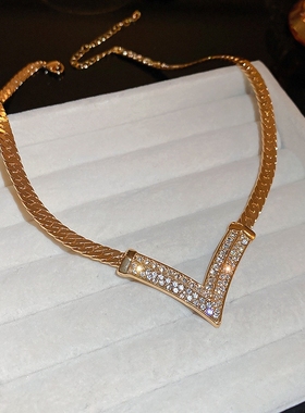 真金电镀镶钻v形项链小众高级感轻奢锁骨链个性创意网红同款项饰