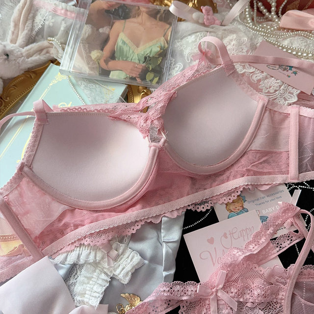 Wearing pendant, sexy pink lace underwear, gathering pure desire