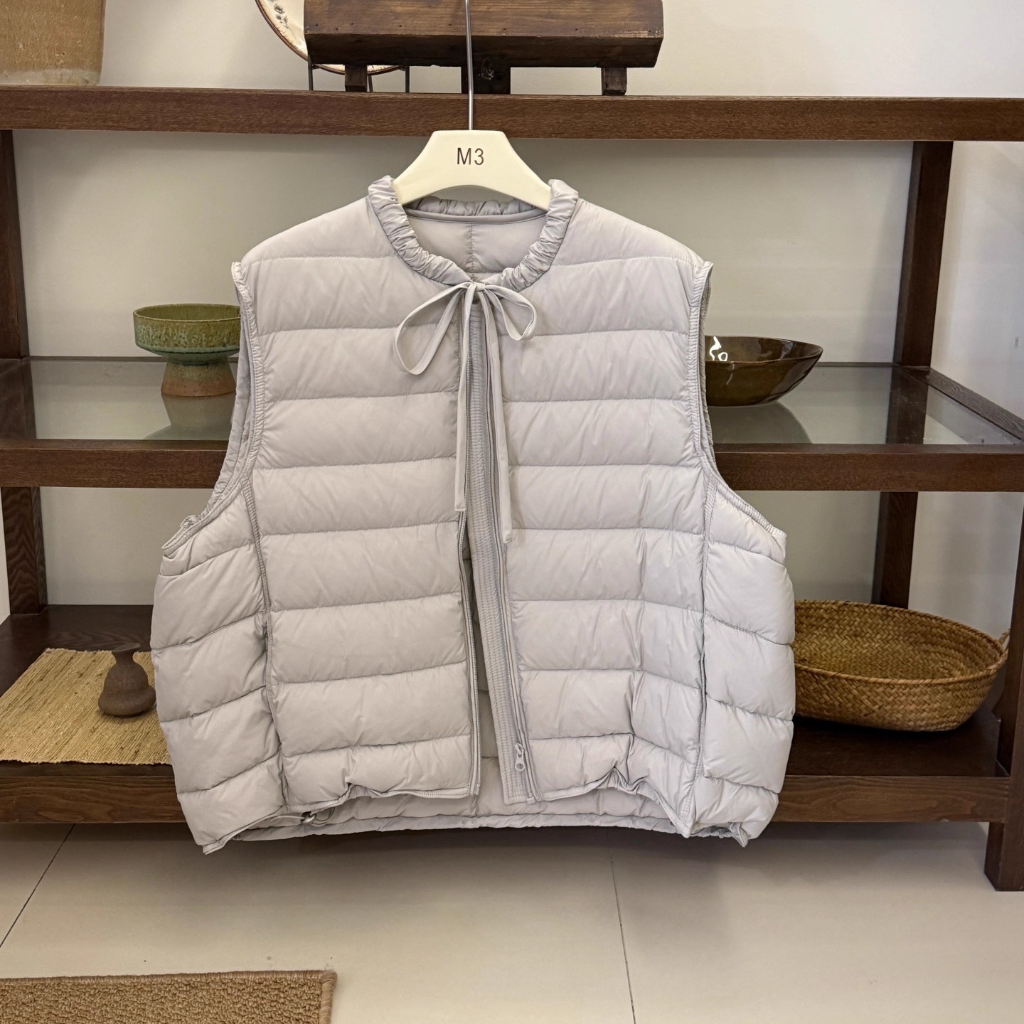 2025秋冬新款韩版排骨纹轻薄款羽绒马甲女圆领系带泡芙感减龄背心 - 图1