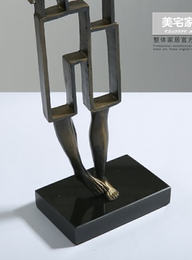 北欧简约现代金属雕塑工艺品摆件铁艺客厅样板房家居装饰品杂耍人