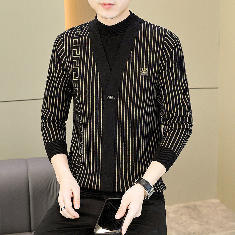 高档假两件竖条纹毛衣男冬季潮流修身V领针织羊毛衫男款显瘦上衣