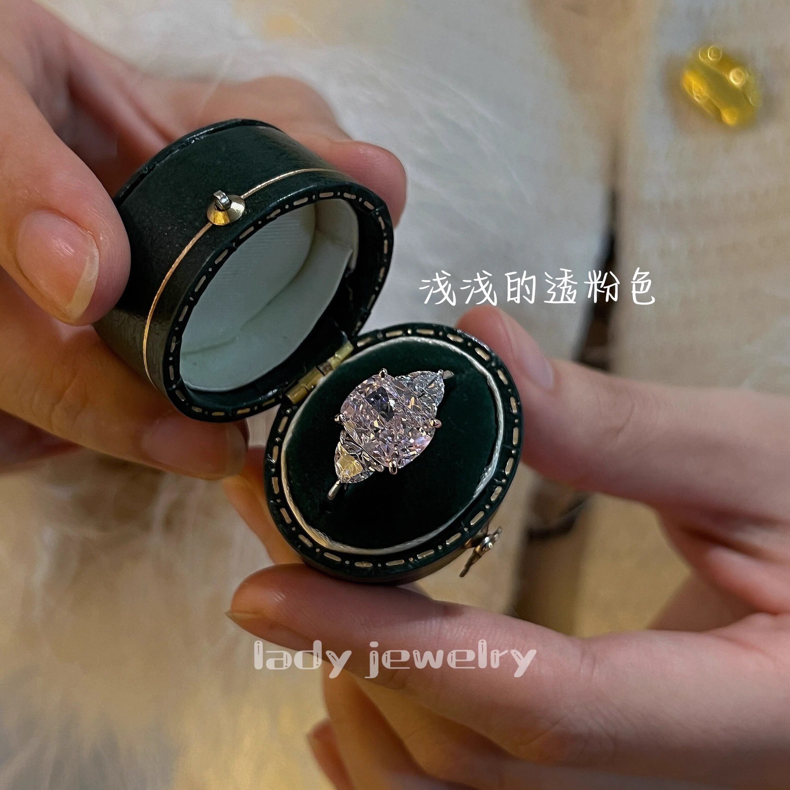 Leidy Haute Couture 4-carat ring super classic cushion-shaped three-stone model S925 silver K gold plated upgraded version