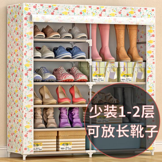 The shoe rack at the door looks good indoors and is simple and multi-layered to prevent dust.