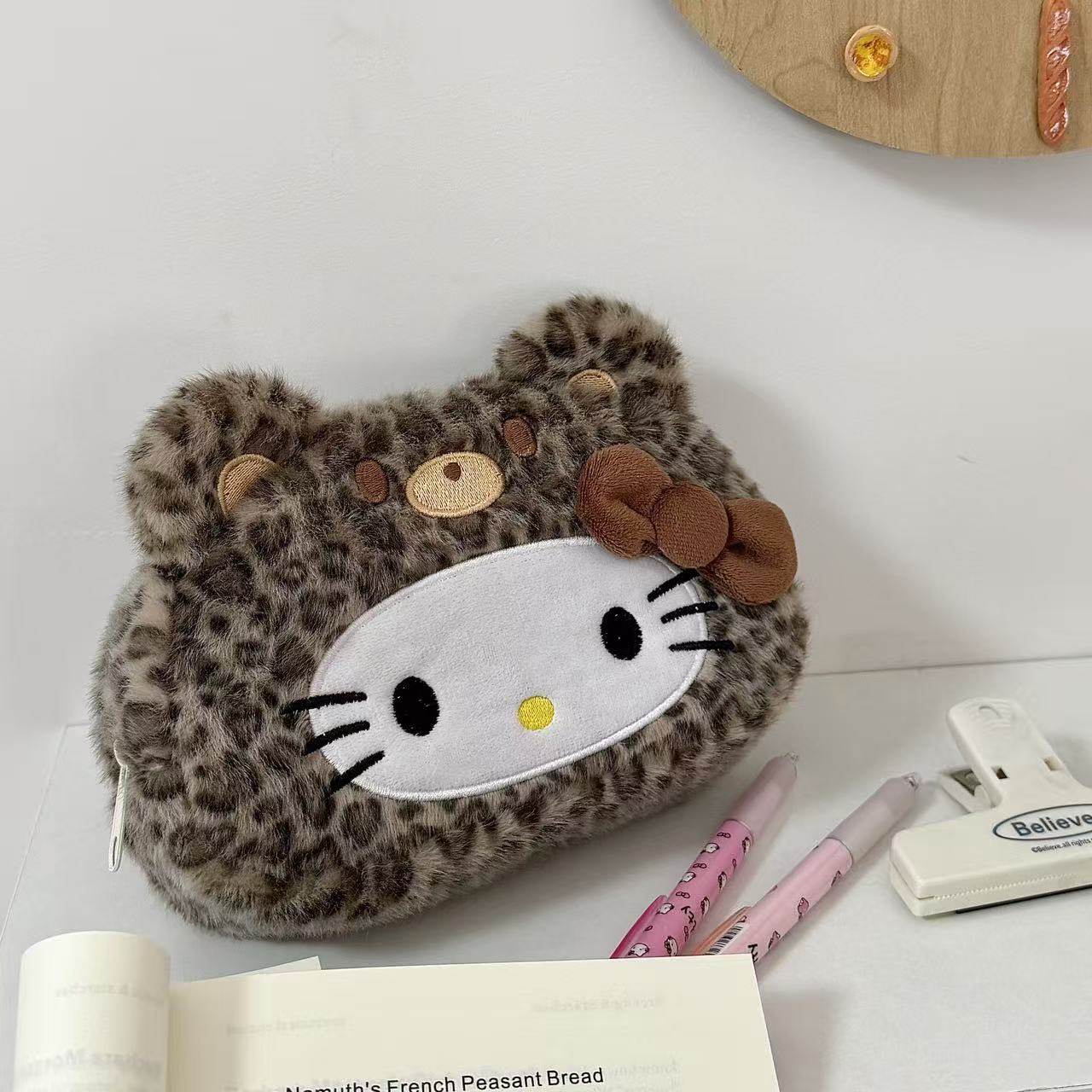 甜酷ins豹纹Kitty笔袋毛绒高颜值化妆包文具盒学生大容量收纳袋,淘宝优惠券,粉丝福利购,淘宝优惠卷