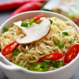 Вся коробка гонконгского импортированного рицина Nissin из первого -с подготовленной лапшой черный чесночный масло свиная пузырь