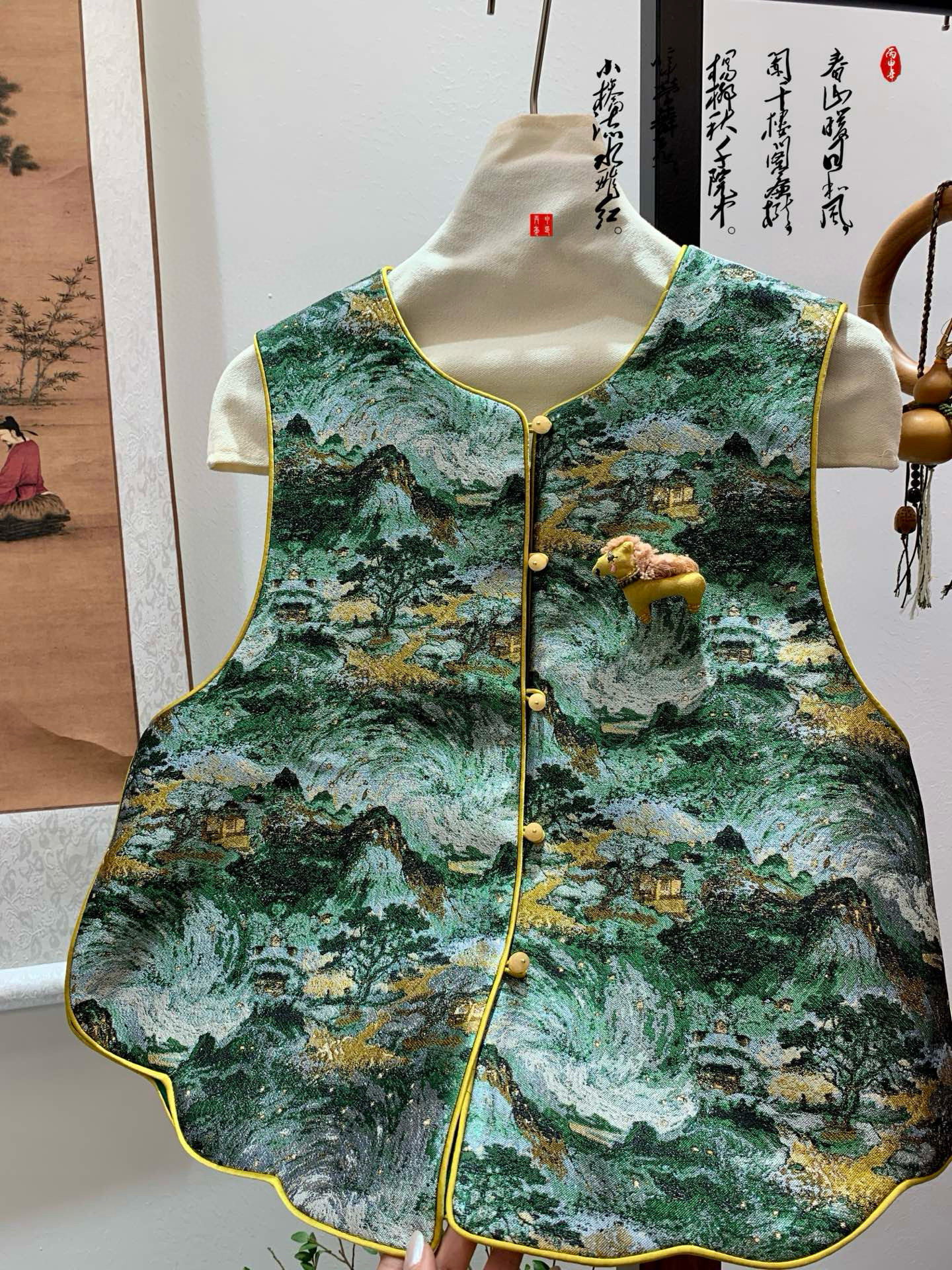 2026春季新款蓝色刺绣缎面新中式马甲女气质百搭坎肩盘扣国风上衣,淘宝优惠券,粉丝福利购,淘宝优惠卷