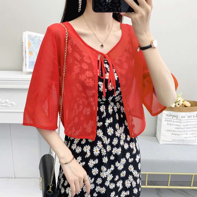 ເທິງ Cape ກັບກະໂປງ suspender ແລະ blouse