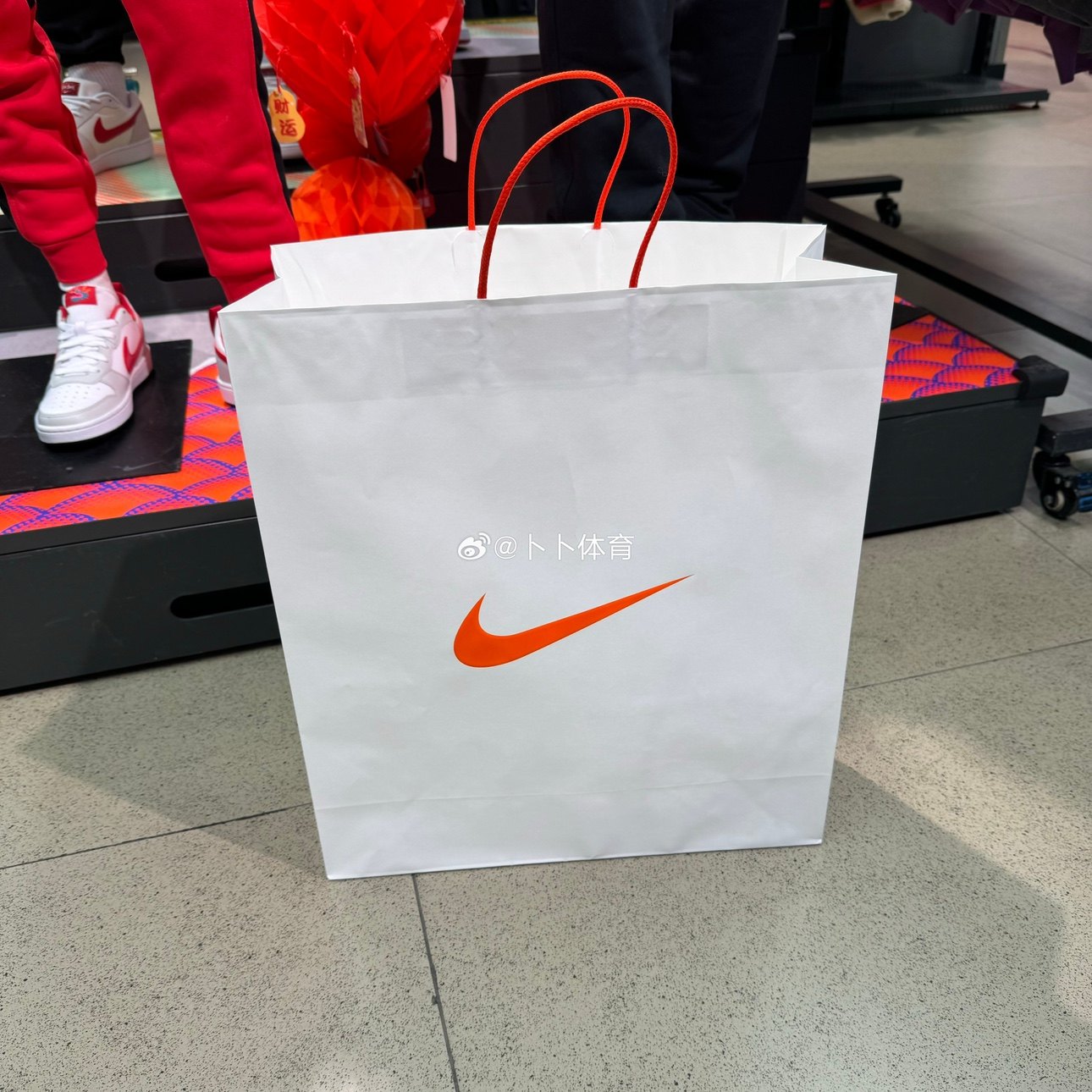 Nike/耐克 直营店专柜购物纸袋大LOGO白牛皮纸袋橘绳礼品袋手提袋,淘宝优惠券,粉丝福利购,淘宝优惠卷