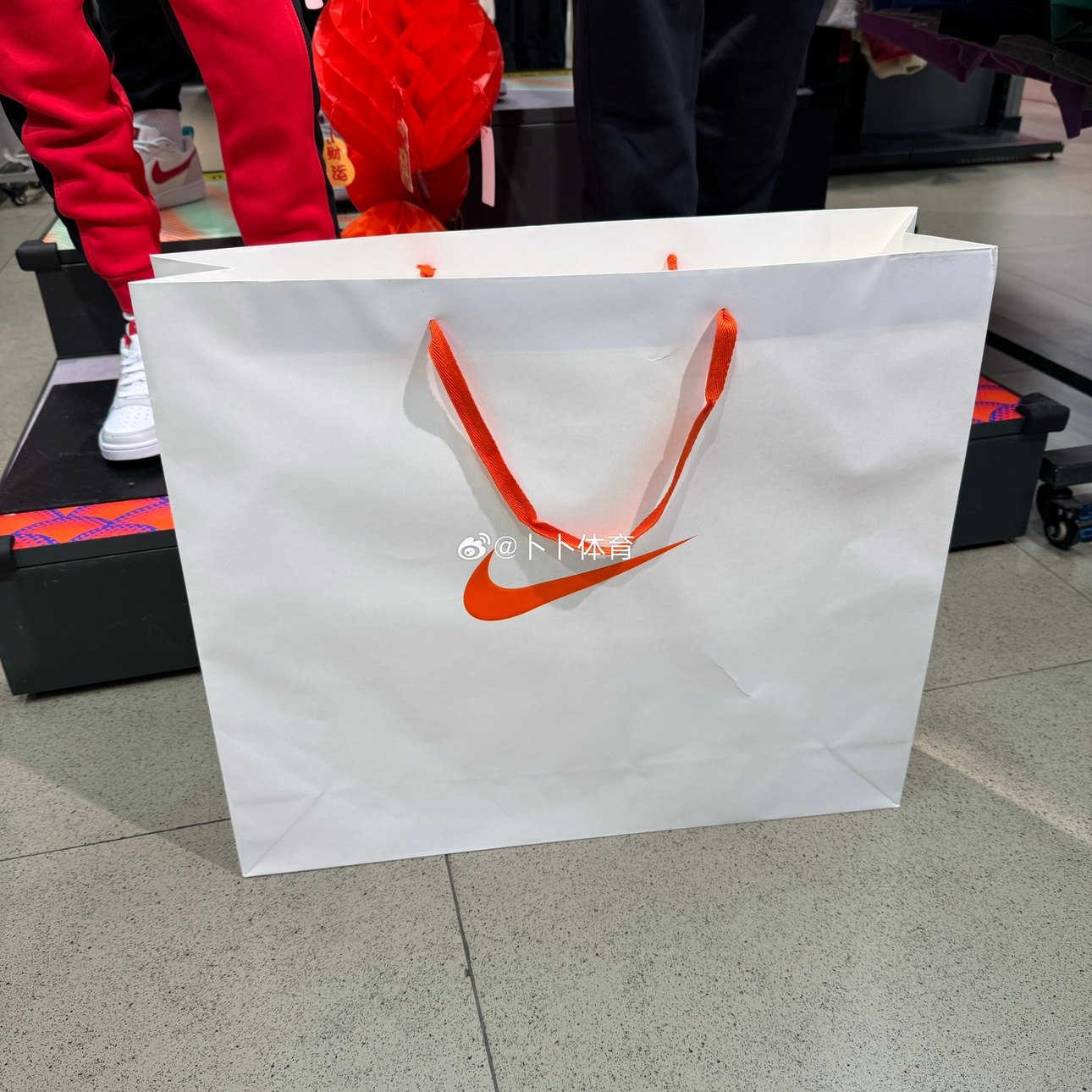 Nike/耐克 直营店专柜购物纸袋大LOGO白牛皮纸袋橘绳礼品袋手提袋,淘宝优惠券,粉丝福利购,淘宝优惠卷