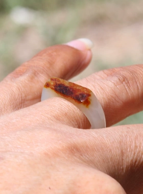 新疆和田玉籽料枣红皮白玉戒指