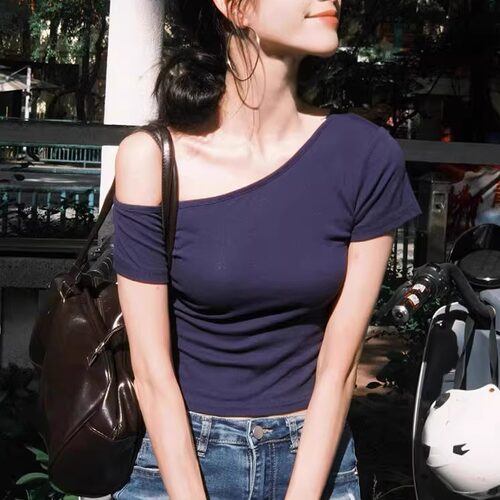 美式辣妹斜肩短袖t恤女夏季新款露肩设计感小众修身短款纯欲上衣 - 图1