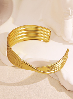 NVOXS原创设计金色不对称几何开口手镯可调节手镯女防水钛钢手饰