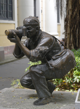 玻璃钢仿铜学生人物 户外校园摆放骑自行车学生运动人物雕塑定做