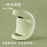 Санли наступил на дерьмо, тапочки, мужчины и женщины в летней мебели дома в помещении