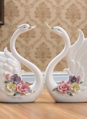 现代创意陶瓷小天鹅家居装饰品摆件结婚礼物酒柜玄关电视柜工艺品