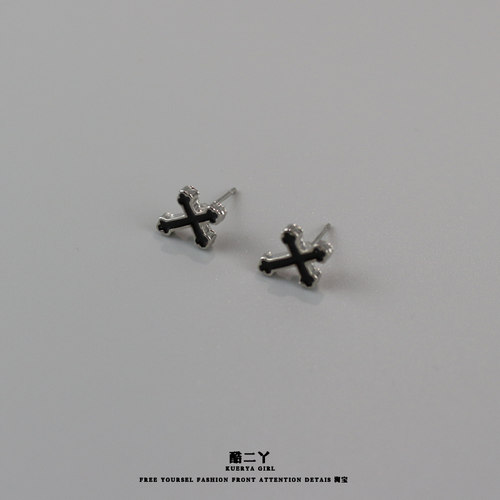 复古潮黑色十字架耳钉男款简约亚文化小众朋克耳环925银耳饰嘻哈 - 图2