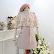 ເສື້ອ chiffon ສີບົວທີ່ສວຍງາມທີ່ມີຄໍ ruffled ຫນຶ່ງຄໍ