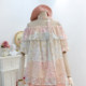 ເສື້ອ chiffon ສີບົວທີ່ສວຍງາມທີ່ມີຄໍ ruffled ຫນຶ່ງຄໍ