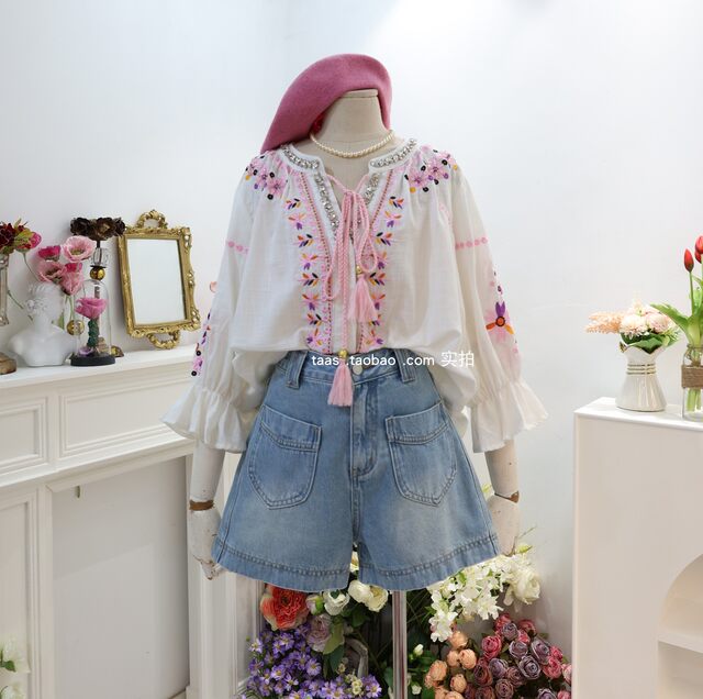 ຄໍ V ສີຂາວ embroidered ຫນ້າທີ່ຫນັກໃນວັນພັກທາງເທິງວ່າງ