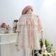 ເສື້ອ chiffon ສີບົວທີ່ສວຍງາມທີ່ມີຄໍ ruffled ຫນຶ່ງຄໍ