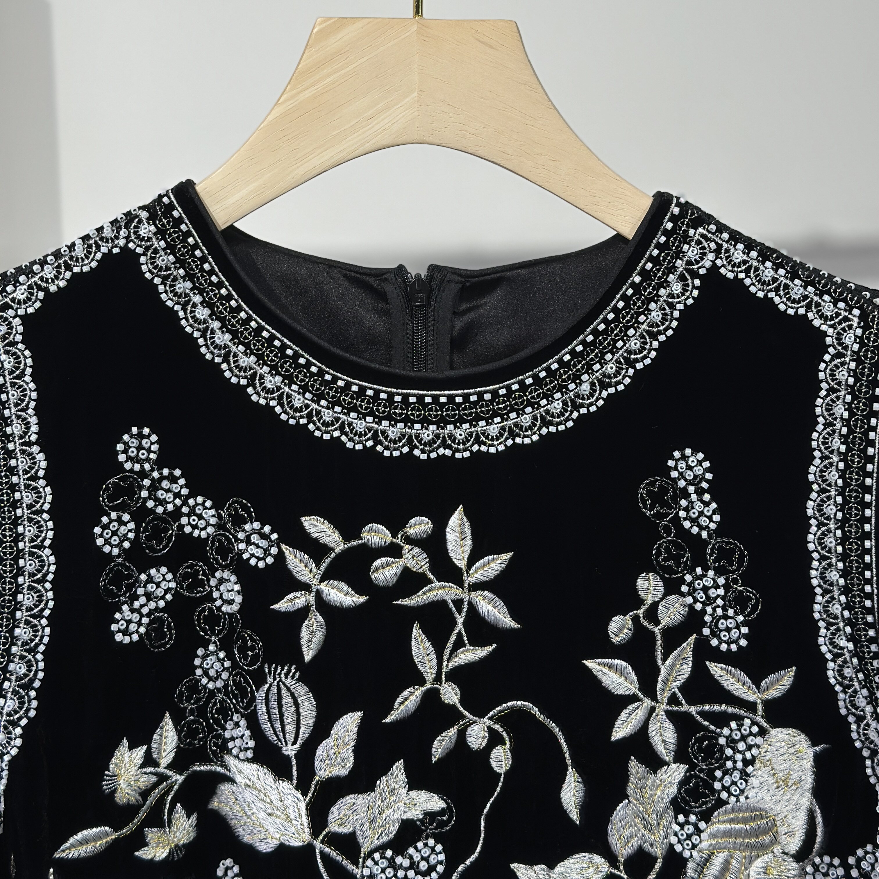 新中式国风早秋新品推荐 圆领后拉链重工刺绣真丝绒背心高品质