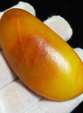 已售63.8克新疆和田玉黄沁皮籽料原石把件完整一口气形好毛孔清晰