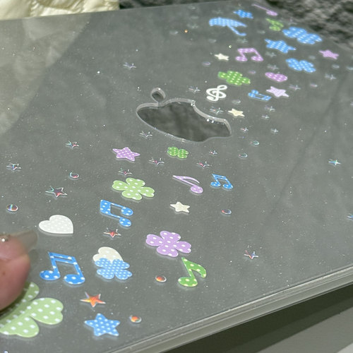 汪三岁「音符少女」韩风MacBook保护壳苹果笔记本2025款M4pro14寸16寸air13寸M1/M2/M3保护套配件镭射 - 图2