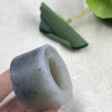 新疆和田玉点墨青花籽扳指边角料圈口22戒指圆圈玉石料邮48克t