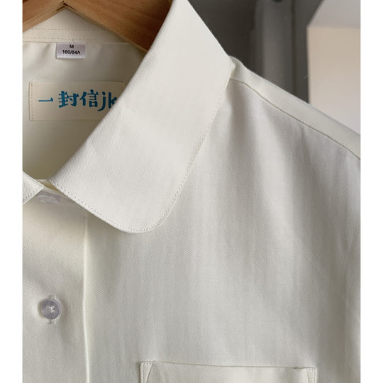 A letter of basic long-sleeved jk shirt with round neck and round placket